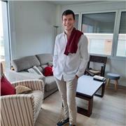 Doy clases particulares de matemáticas, física y química de bachillerato. Estoy estudiando el Máster de Ingeniería Industrial en la Carlos III por las tardes, por que tengo las mañanas libres, así como la última hora de las tardes. No me gusta memorizar e